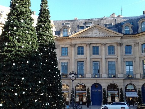2021-12 Paris - places royales Jocelyne D, détail sortie