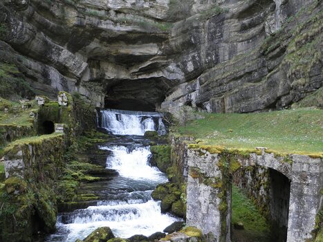 2024-04 Vallée de la Loue Valérie V, Eric D, Danielle H, détail sortie