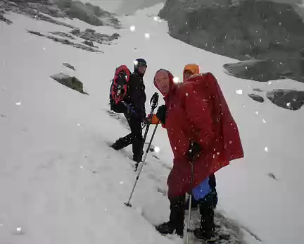 036 3ème jour : en montant au Col de Fenestre, sous une petite pluie se transformant en neige.