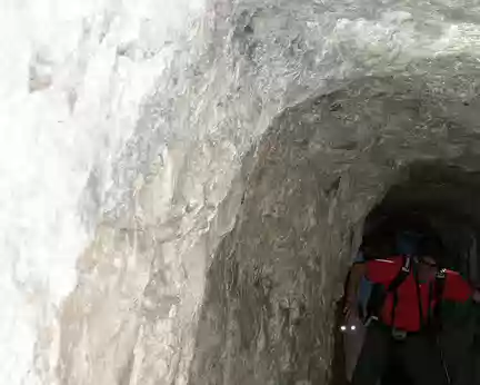 P8170091 Y compris dans le tunnel de 360 metre. On finira tous avec les pieds glacés et mouillés.