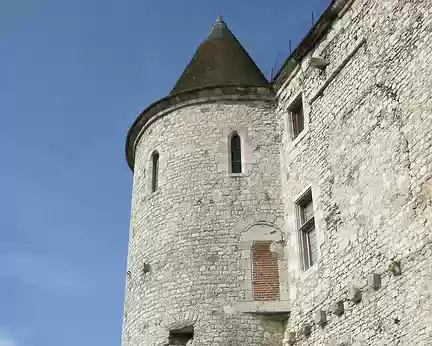 003 Une des tours du Château