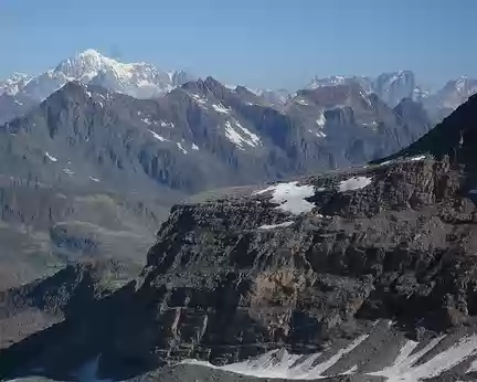 PXL089 De l'autre côté, le Mont Blanc n'est pas si loin.