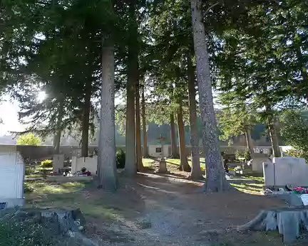 67 Le cimetière ombragé des Lussettes.