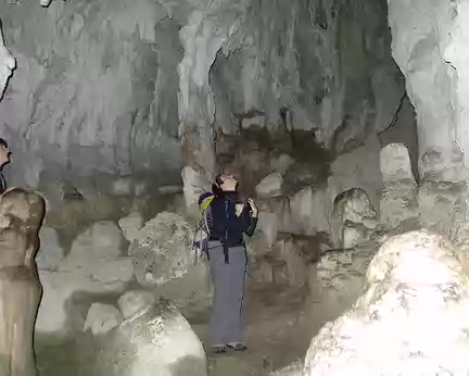 012 A l'intérieur de la grotte.