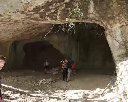 0029 L'eau à creusé des grottes dans les combes