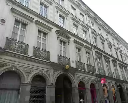 PXL020 Rue Victor Hugo, immeubles datant de 1845 décorés de balcons en fonte moulée...
