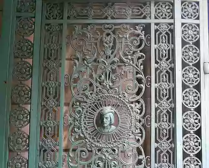 PXL022 ...et portail en fonte avec buste de François 1er.