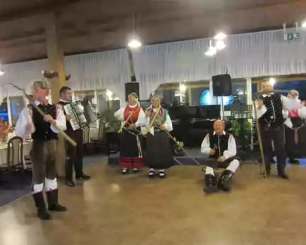 PXL184 groupe folklorique à l'hôtel Jelovica
