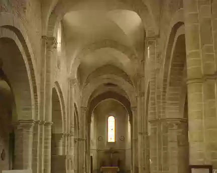 L'intérieur de l'église de Pontaubert L'intérieur de l'église de Pontaubert