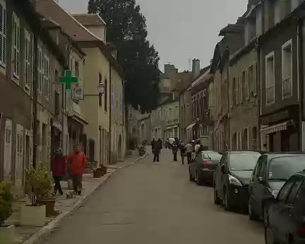 Vézelay (la grande rue pavée) Vézelay (la grande rue pavée)