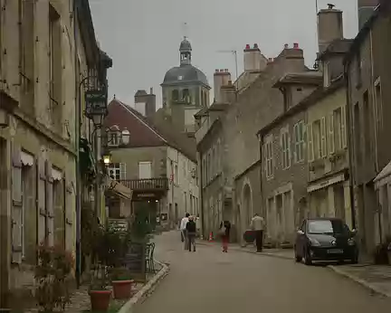Vézelay (la grande rue pavée) Vézelay (la grande rue pavée)