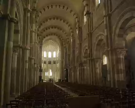 Vézelay (basilique Sainte-Marie-Madeleine, la nef) Vézelay (basilique Sainte-Marie-Madeleine, la nef)