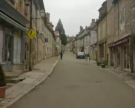Vézelay : la grande rue pavée (presque) déserte... Vézelay : la grande rue pavée (presque) déserte...