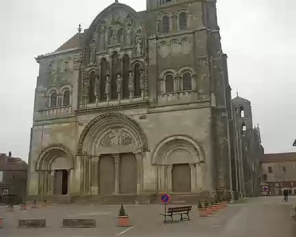 Vézelay : la façade de la basilique Sainte-Marie-Madeleine Vézelay : la façade de la basilique Sainte-Marie-Madeleine