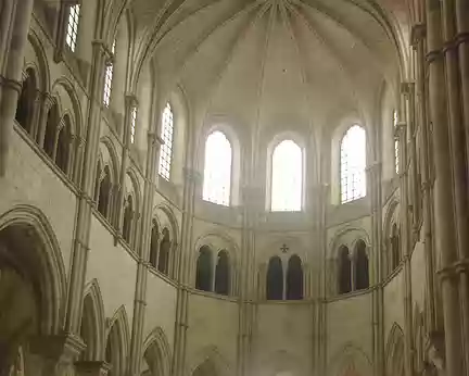 Vézelay : basilique Sainte-Marie-Madeleine (le chœur) Vézelay : basilique Sainte-Marie-Madeleine (le chœur)