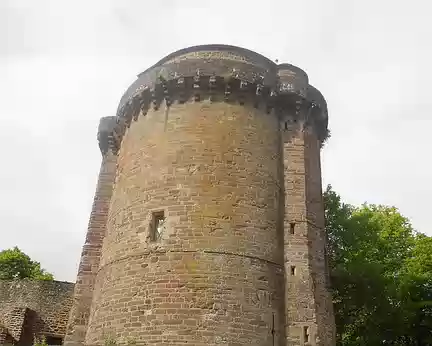 PXL000a23z1356 Montfort-sur-Meu, tour de Papegault, élément de l'enceinte médiévale (XIVè s.)