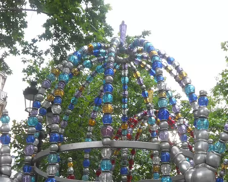 PXL030 Kiosque des Noctambules installé Place Colette en 2000, formé de sphères d'aluminium et de verre de Murano.