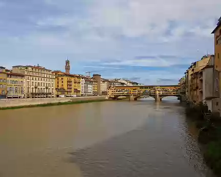 PXL232 Le Ponte Vecchio construit en 1345, traverse l'Arno