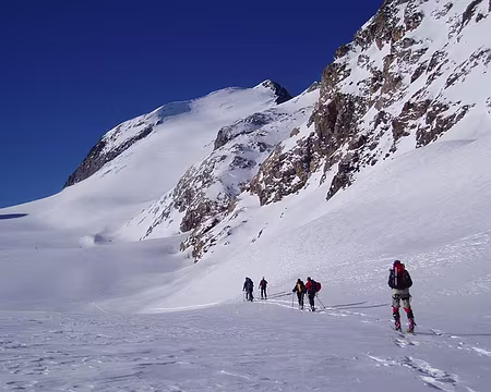0027 Les skieurs vont au Pic de l'Etendard (au fond).