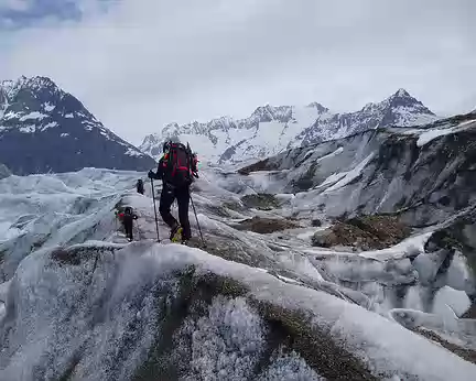 012a Des crevasses sans fin, sur un glacier tourmenté.
