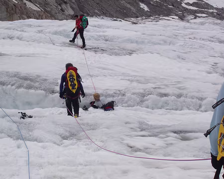 019 Bernie prend le frais dans une crevasse.