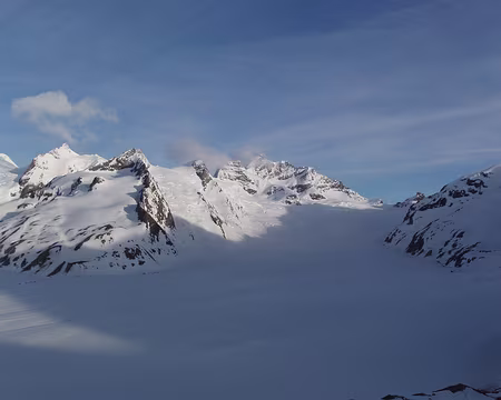 024 Konkordia Platz, le plus grand carrefour de glaciers de Suisse. Au fond la Jungfrau et l'Eiger.