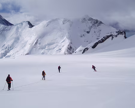 095 Un skieur nous rattrape vite fait.