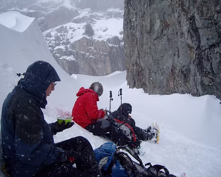 S1031848 pause déjeuner dans un creux qu'on croyait abrité...