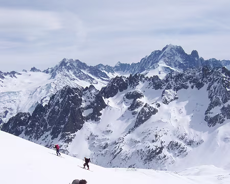 015 Skieurs et raquettistes, chacun son chemin.