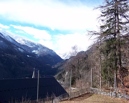 024 Vue depuis les hauts de Finhaut : tout au fond, les Aiguilles Rouges sont en blanc...