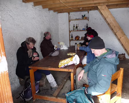 068 Dans la cabane, c'est bien ...