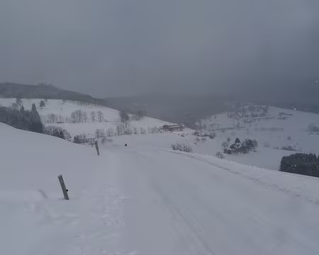 004 Dès 900m d'altitude, la petite route traversant la Chaume de Faurupt est complètement enneigée.