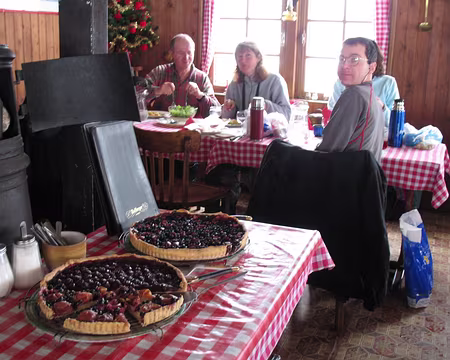 047 Arrêt gastronomique à l'auberge du Lac de Retournemer. Admirez bien les délicieuses tartes...