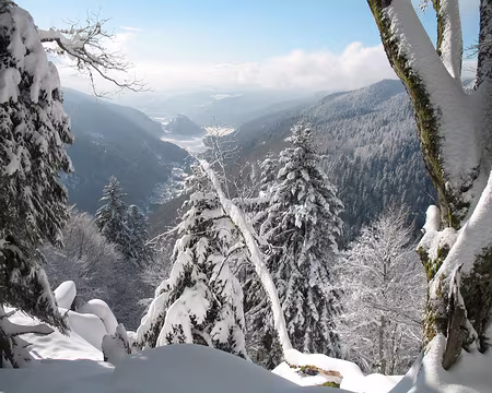 083 En allant au Col de Bramont, fenêtre sur Widenstein et le Lac de Kruth.