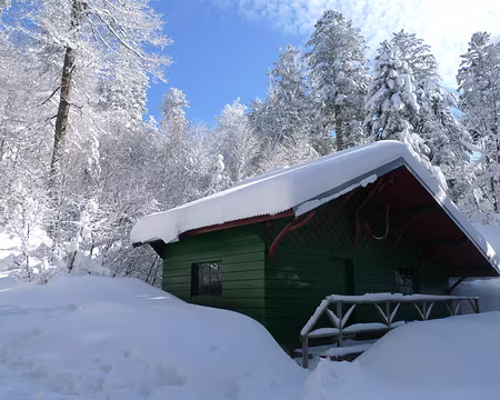 093 Le refuge des Blancs Murgers, blotti dans la neige épaisse.