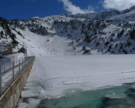 012 Nous y sommes ! Le refuge surplombe le lac gelé.