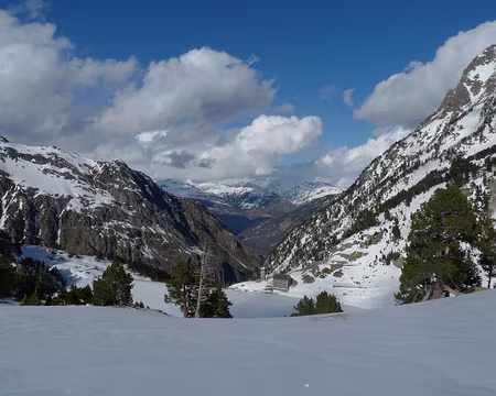 015 Le refuge et le lac, vus des hauteurs alentour.