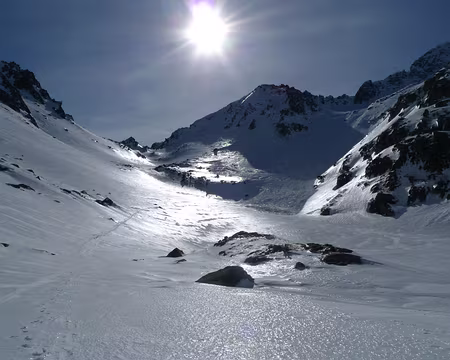 024 Le col de Crestada. En contre-bas, le lac gelé du 