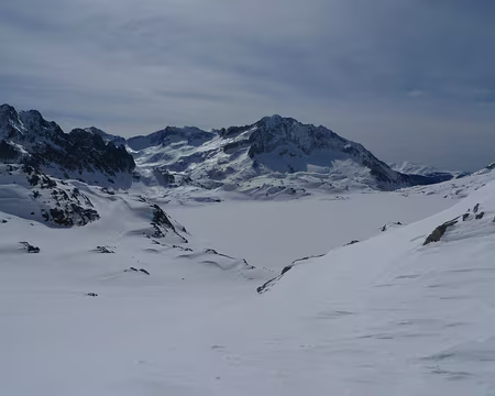 030 Le lac de Monges, gelé, dans son écrin blanc.