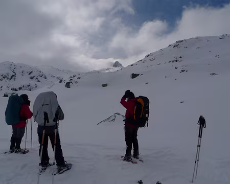 053 Loin au dessus du lac Obago, l'aiguille du Grand Tuc de Colomers se dévoile.