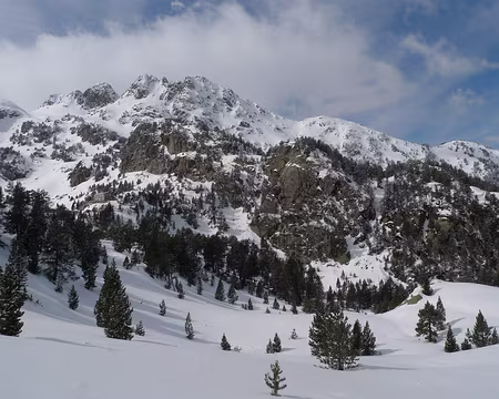 063 Retour vers l'ancien refuge de Colomers (à mi-hauteur, sur la gauche), au pied des Aiguilles de Lossa.