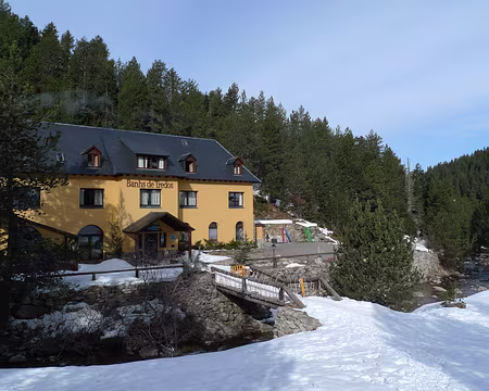 075 Arrivée à l'hôtel des Banhs de Tredos...