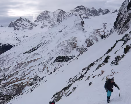 PXL020 La neige est bien dure, les crampons vont bien.