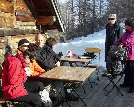 PXL016 Arrivée sur la terrasse ensoleillée du refuge de Buffère où nous prenons notre premier déjeuner avant de repartir pour l'après-midi. Clémence, Pierre, Eric,...