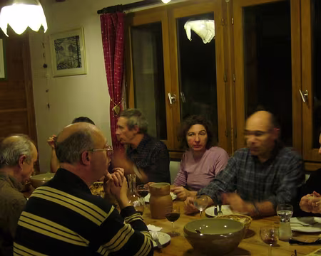 PXL036 Premier dîner: soupe de légumes, lasagnes, salade verte, vin rouge et fromage frais aux myrtilles