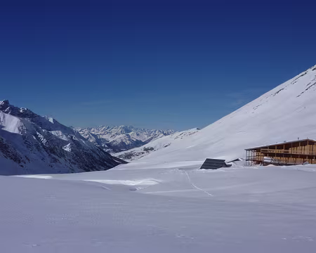 PXL035 La terrace du refuge Agnel nous attend pour un pique-nique/sieste au soleil...