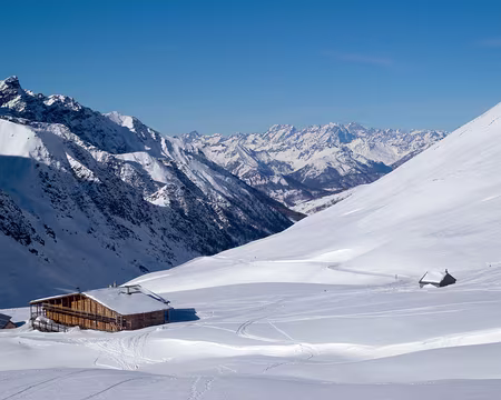 Refuge Agnel Traversée du vallon d’Aigue Agnelle vers le col Agnel (2744m)
