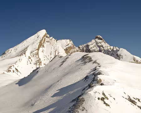 le Pain de Sucre (3 208 m) et le pic d'Asti (3 220 m) Traversée du vallon d’Aigue Agnelle vers le col Agnel (2744m)