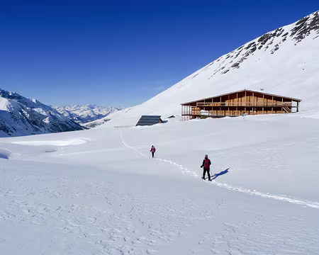 Refuge Agnel Traversée du vallon d’Aigue Agnelle vers le col Agnel (2744m)