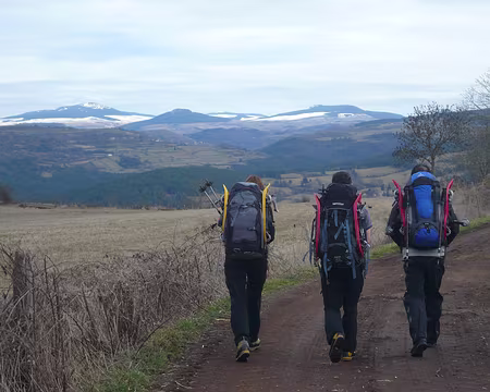 001 1er jour. Départ d'Agizoux, au sud du Puy-en-Velay. Raquettes sur le dos, nous allons chercher la neige, là-bas au loin.